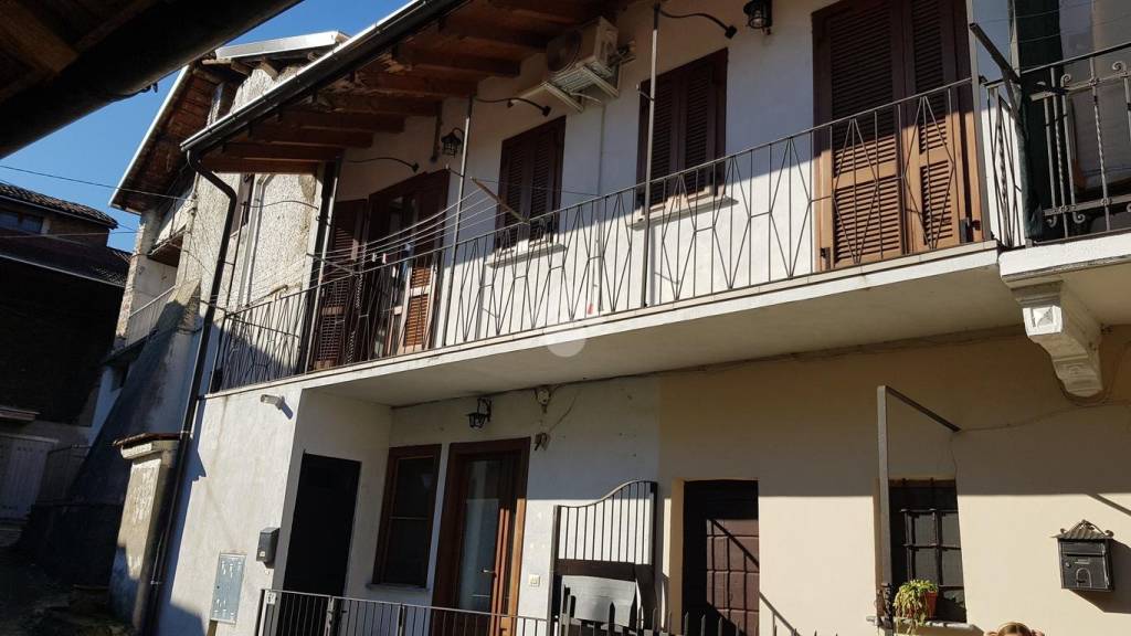 casa indipendente in vendita a Varallo Pombia