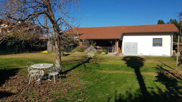 casa indipendente in vendita a Varallo Pombia