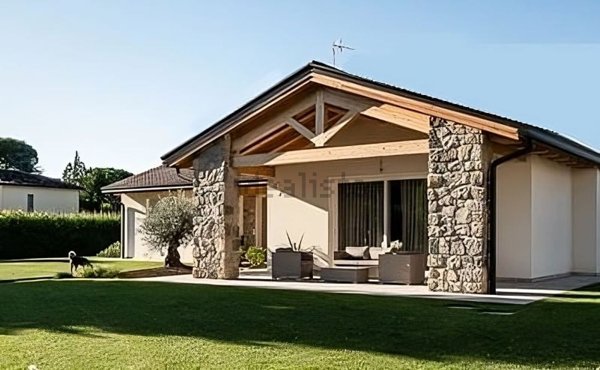 casa indipendente in vendita a Varallo Pombia