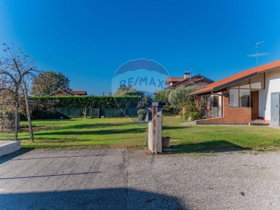 casa indipendente in vendita a Varallo Pombia