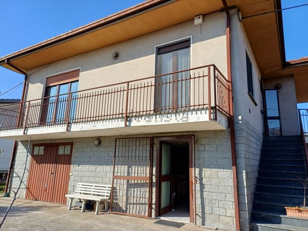 casa indipendente in vendita a Varallo Pombia