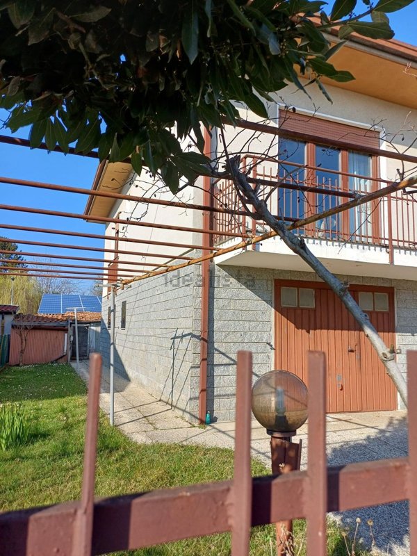 casa indipendente in vendita a Varallo Pombia
