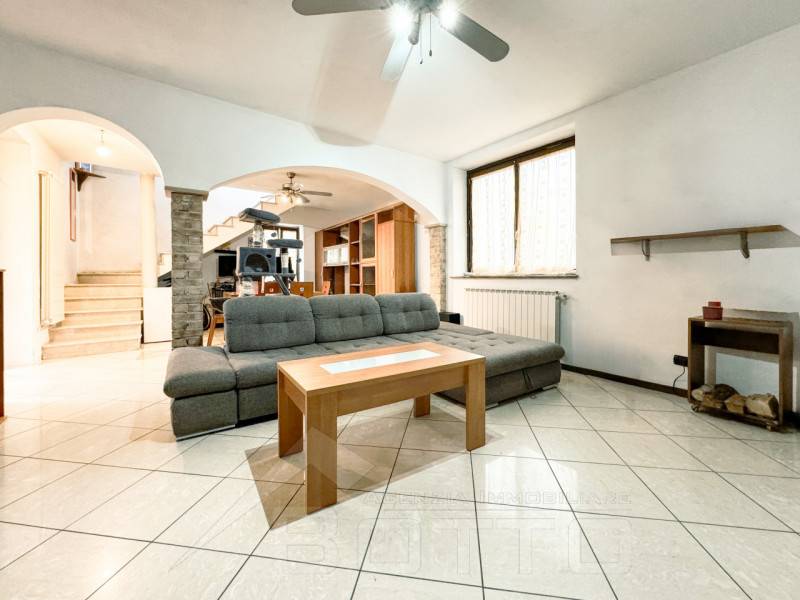 casa indipendente in vendita a Varallo Pombia