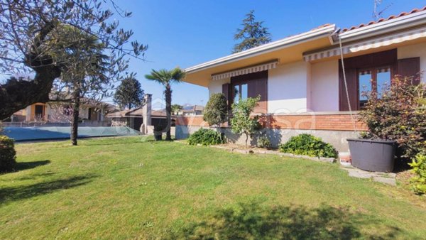 casa indipendente in vendita a Varallo Pombia