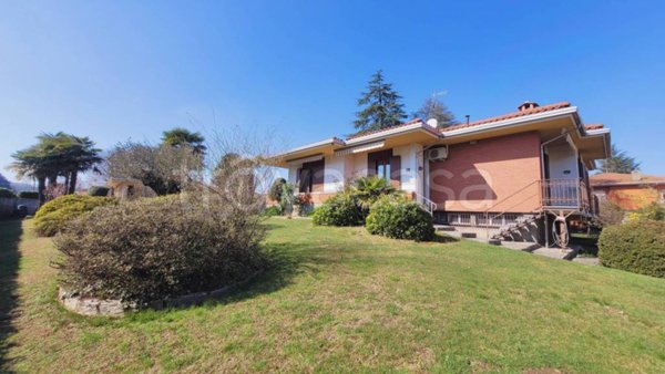 casa indipendente in vendita a Varallo Pombia