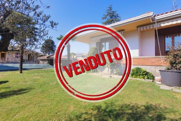 casa indipendente in vendita a Varallo Pombia