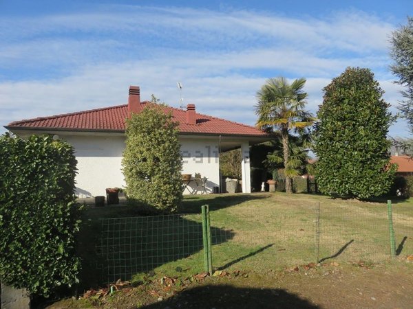 casa indipendente in vendita a Varallo Pombia