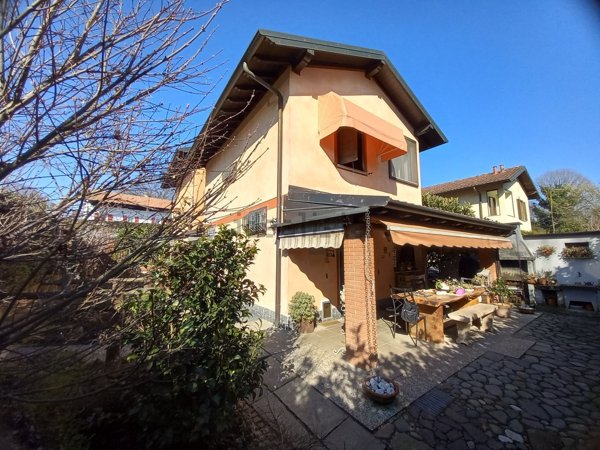 casa indipendente in vendita a Varallo Pombia