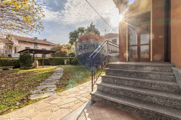 casa indipendente in vendita a Varallo Pombia