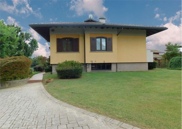 casa indipendente in vendita a Varallo Pombia