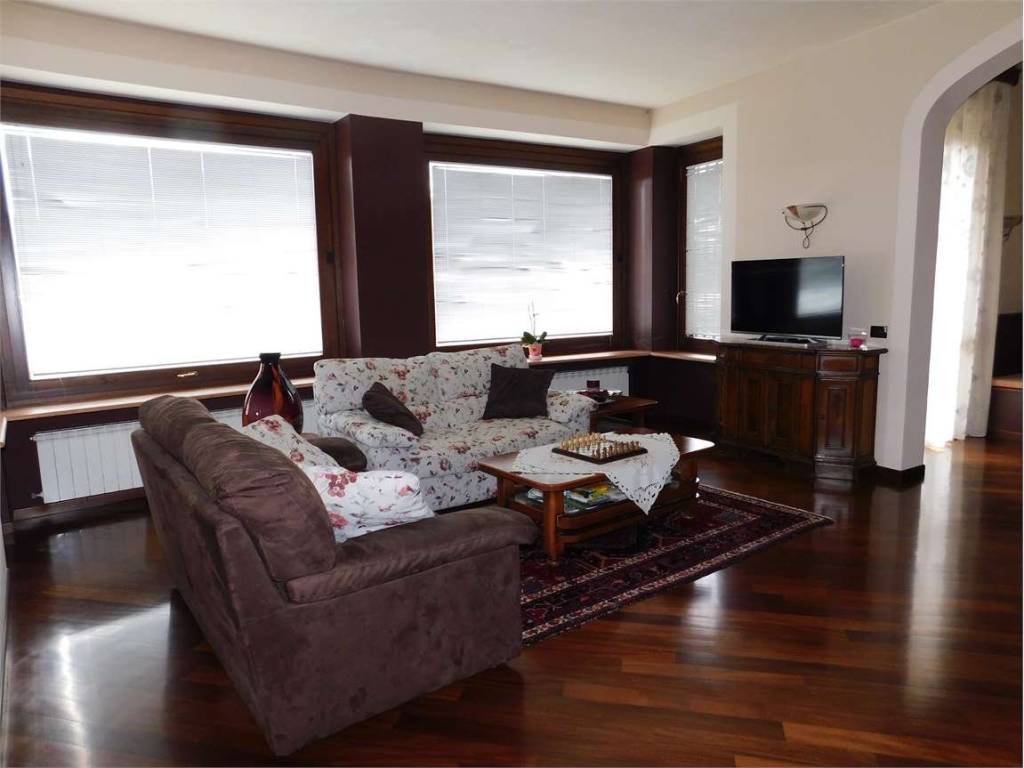casa indipendente in vendita a Varallo Pombia