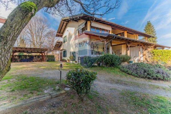 casa indipendente in vendita a Varallo Pombia