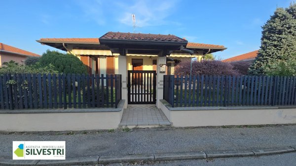 casa indipendente in vendita a Varallo Pombia