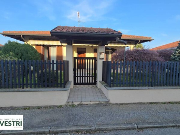 casa indipendente in vendita a Varallo Pombia