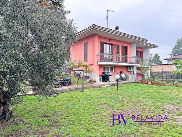 casa indipendente in vendita a Varallo Pombia