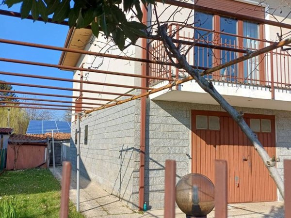 casa indipendente in vendita a Varallo Pombia