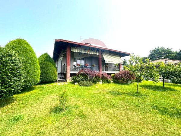 casa indipendente in vendita a Varallo Pombia