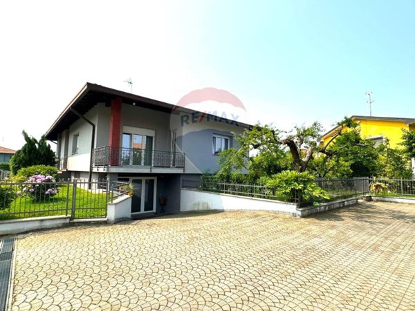 casa indipendente in vendita a Varallo Pombia