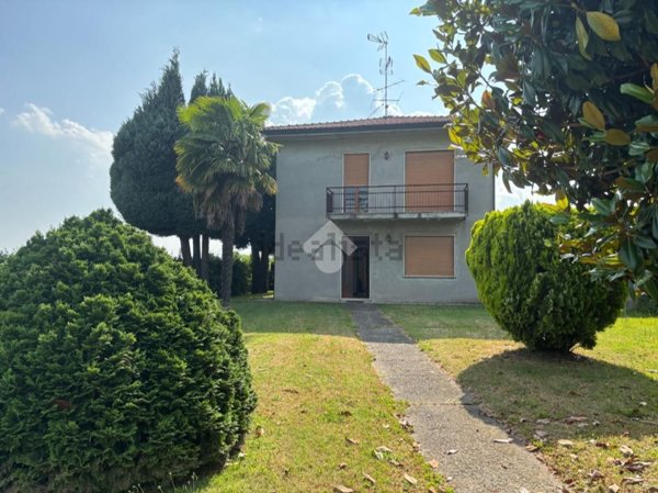 casa indipendente in vendita a Varallo Pombia