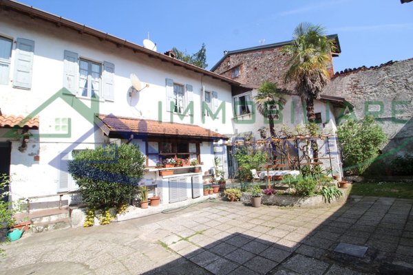 casa indipendente in vendita a Varallo Pombia