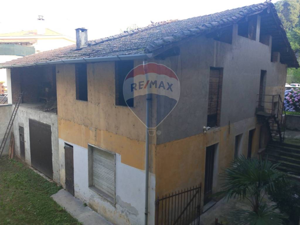 casa indipendente in vendita a Varallo Pombia