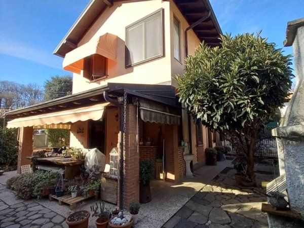 casa indipendente in vendita a Varallo Pombia