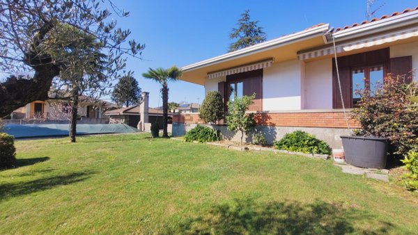 casa indipendente in vendita a Varallo Pombia