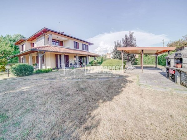 casa indipendente in vendita a Varallo Pombia