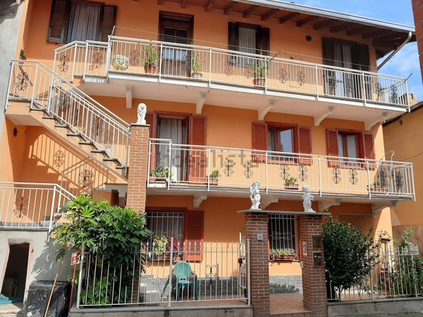 casa indipendente in vendita a Varallo Pombia