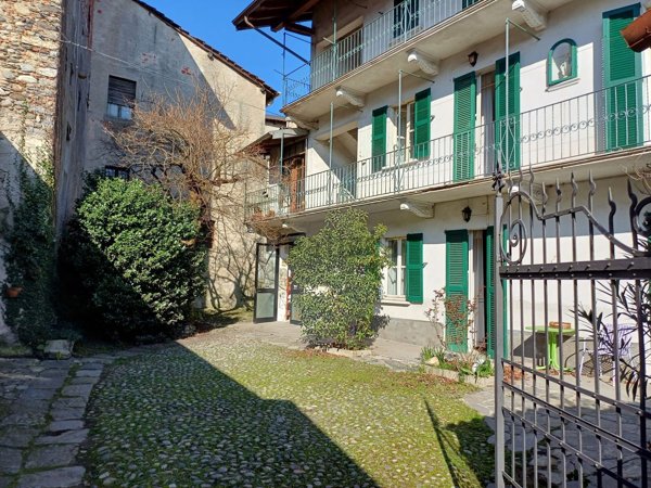 casa indipendente in vendita a Varallo Pombia