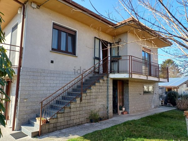 casa indipendente in vendita a Varallo Pombia