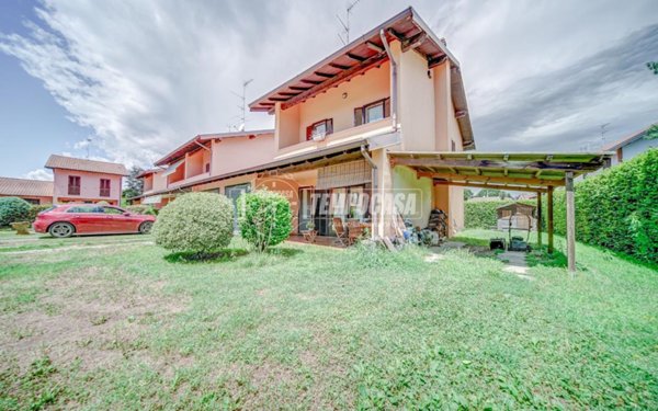 casa indipendente in vendita a Varallo Pombia