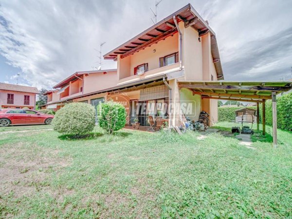 casa indipendente in vendita a Varallo Pombia
