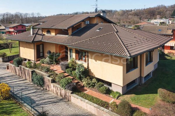 casa indipendente in vendita a Varallo Pombia