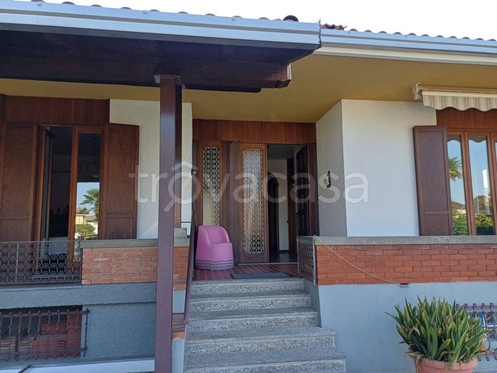 casa indipendente in vendita a Varallo Pombia