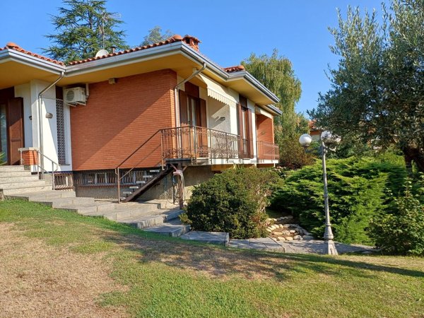 casa indipendente in vendita a Varallo Pombia