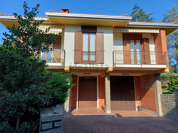 casa indipendente in vendita a Varallo Pombia