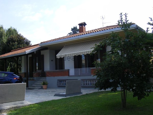 casa indipendente in vendita a Varallo Pombia
