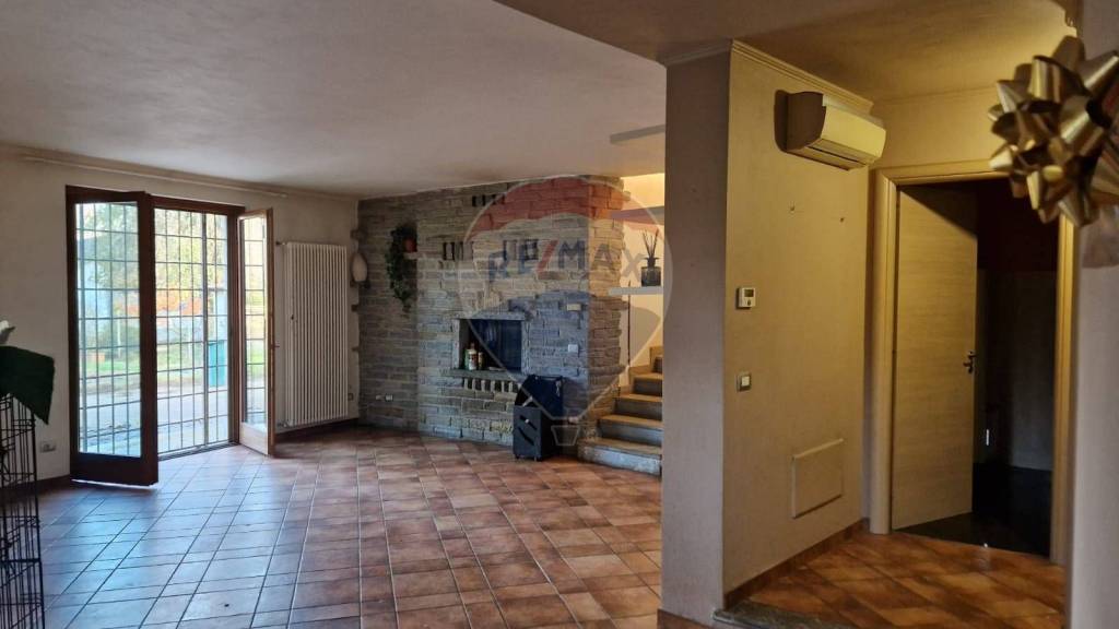 casa indipendente in vendita a Varallo Pombia