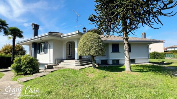 casa indipendente in vendita a Varallo Pombia