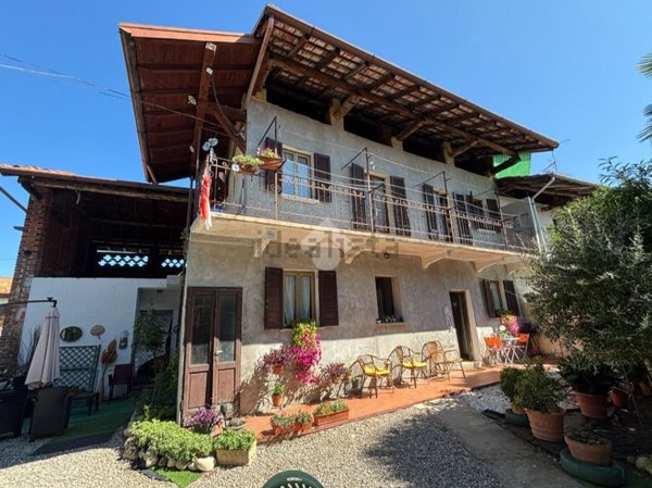 casa indipendente in vendita a Varallo Pombia