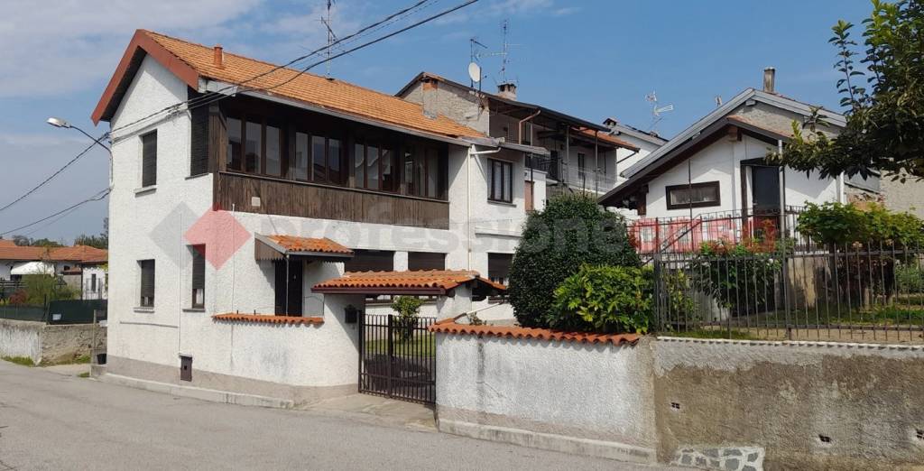 casa indipendente in vendita a Varallo Pombia