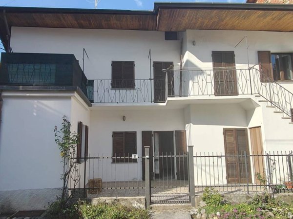 casa indipendente in vendita a Varallo Pombia
