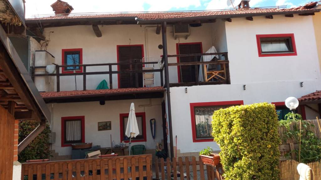 casa indipendente in vendita a Varallo Pombia