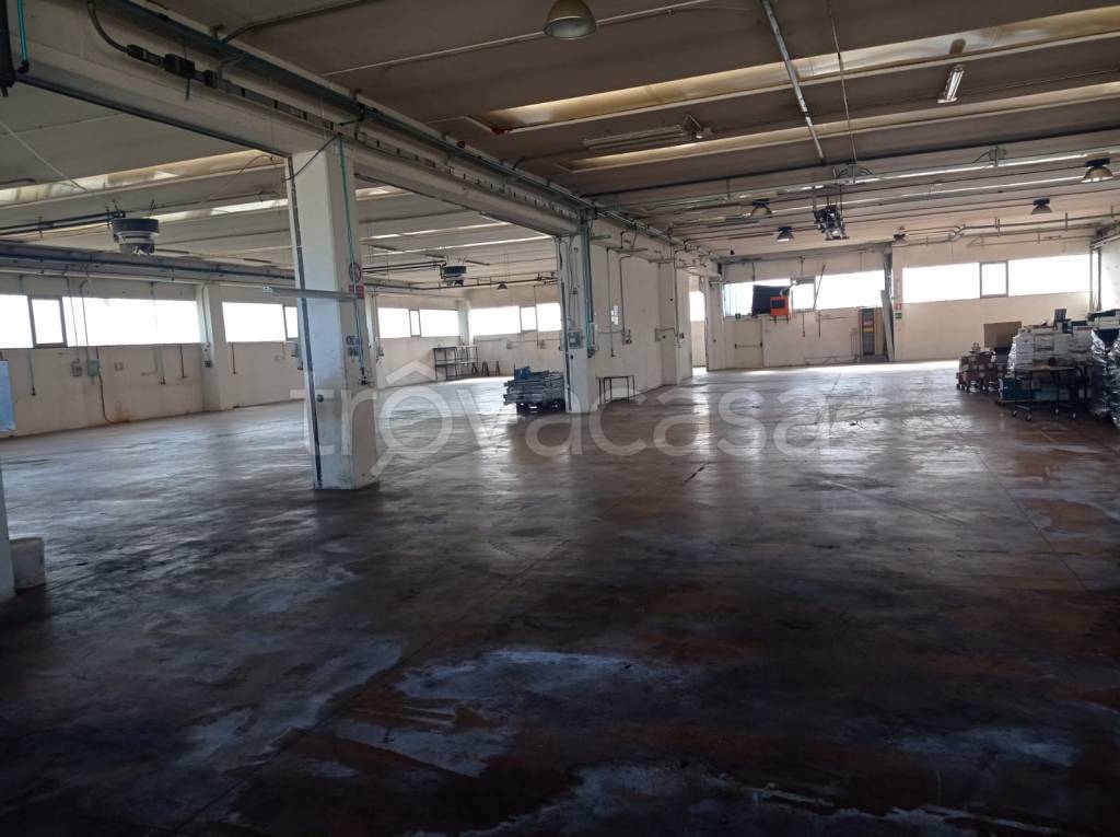 capannone in vendita a Varallo Pombia