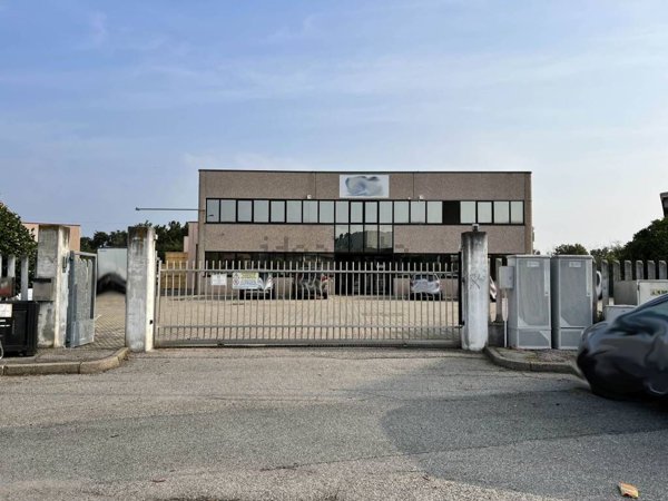 capannone in vendita a Varallo Pombia