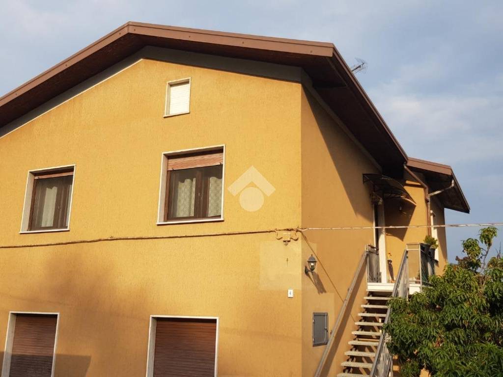 casa indipendente in vendita a Varallo Pombia