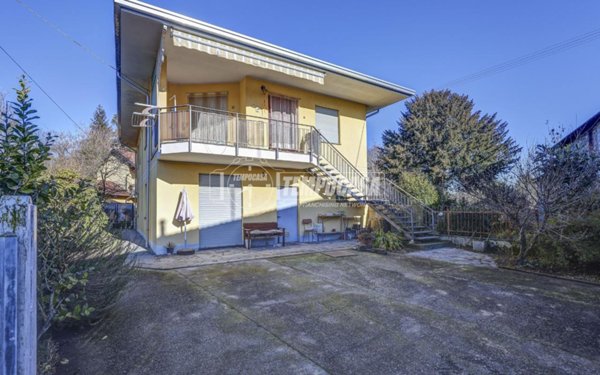 casa indipendente in vendita a Varallo Pombia