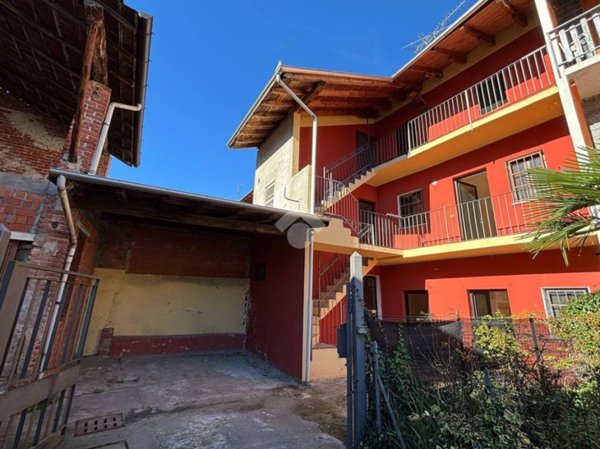 casa indipendente in vendita a Varallo Pombia