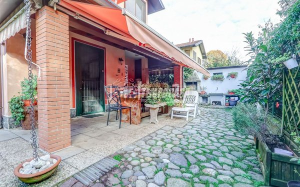 casa indipendente in vendita a Varallo Pombia
